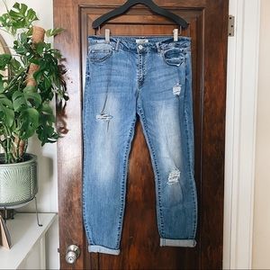 DISTRESSED MOM STYLE JEANS